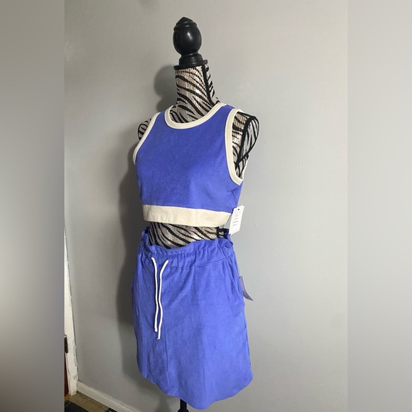 Free Assembly Two Piece Set - Picture 5 of 13